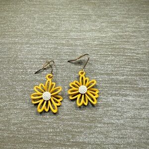 💸CLEARANCE 4/$15💸 Yellow Daisy Earrings